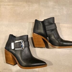 BN Vince Camuto booties